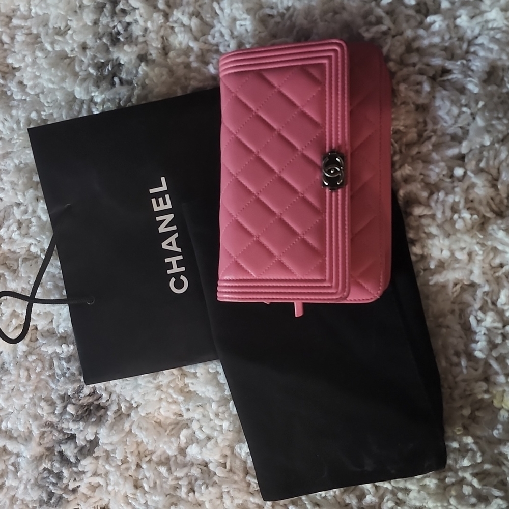 Chanel Wallet on a Chain - Picture 1 of 7